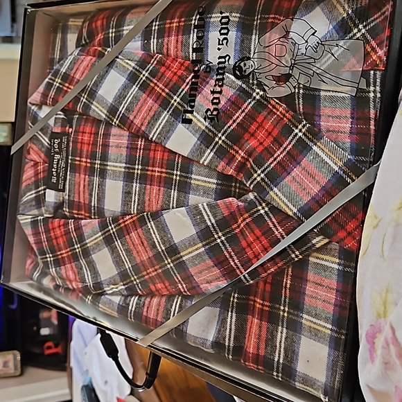 Mens flannel robe still in box. The box is slightly worn so can't pass as new. - Picture 1 of 3